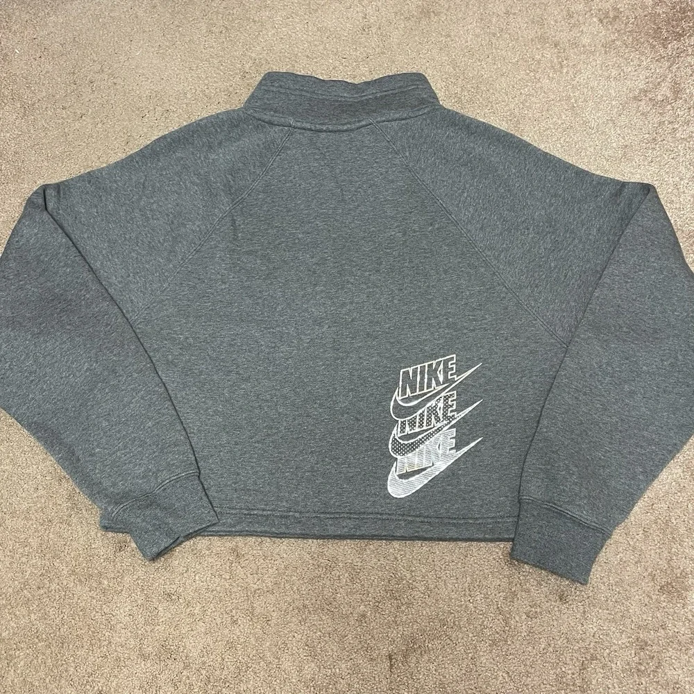 NIKE Just Do It Womens S cropped sweatshirt‎ SILVER Swoosh 1/4 Zip Pullover Gray